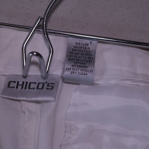 Chicos Size 0 white rolled cuff capris with back pockets and side zip - Picture 8 of 9